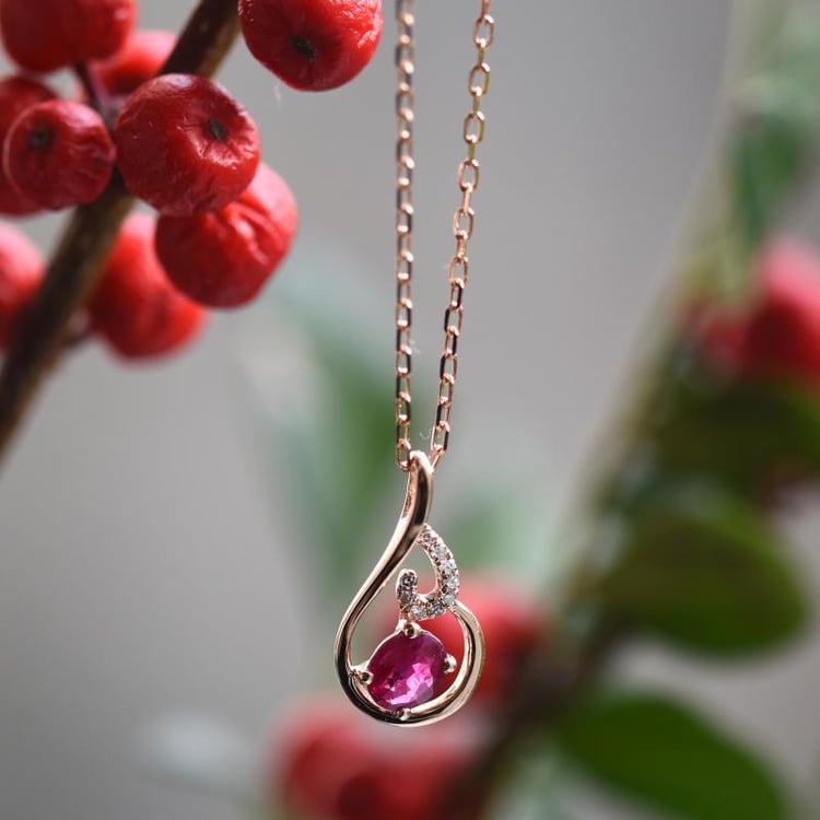 Elegantný zlatý náhrdelník s rubínom a diamantmi 50020