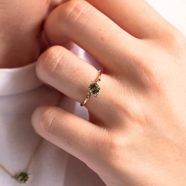 Cluster zásnubný prsteň s vltavínom, zafírom a diamantmi Rosa 143954