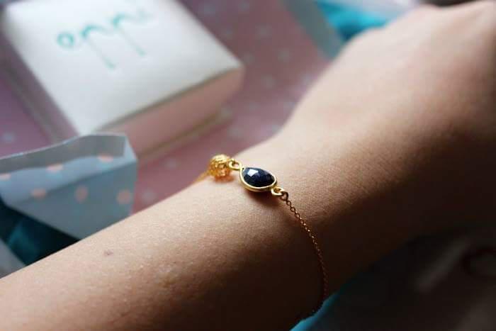 Strieborný pozlatený náramok s temne modrým zafírom Camerin 7206