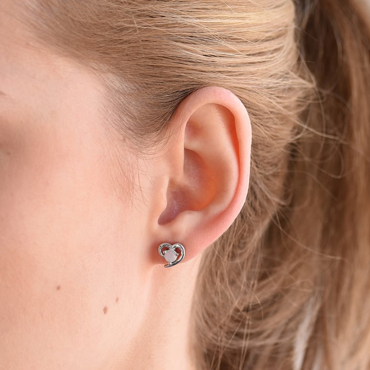 Strieborné náušnice v tvare srdca s opály 59111