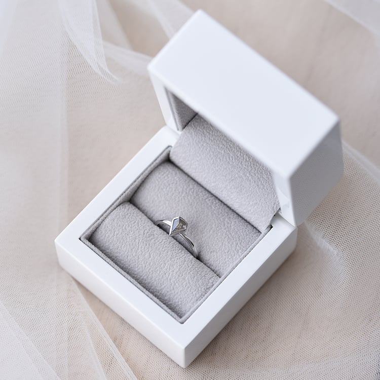 Zlatý prsteň s šedým diamantom 58308