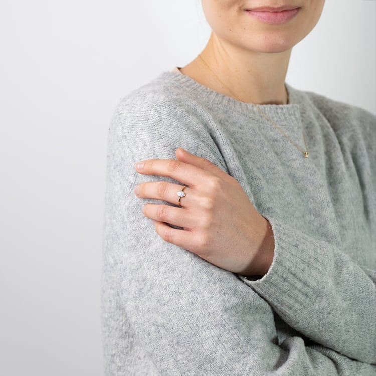 Zlatý minimalistický prsten s oválnym opálom Emiliana 152380