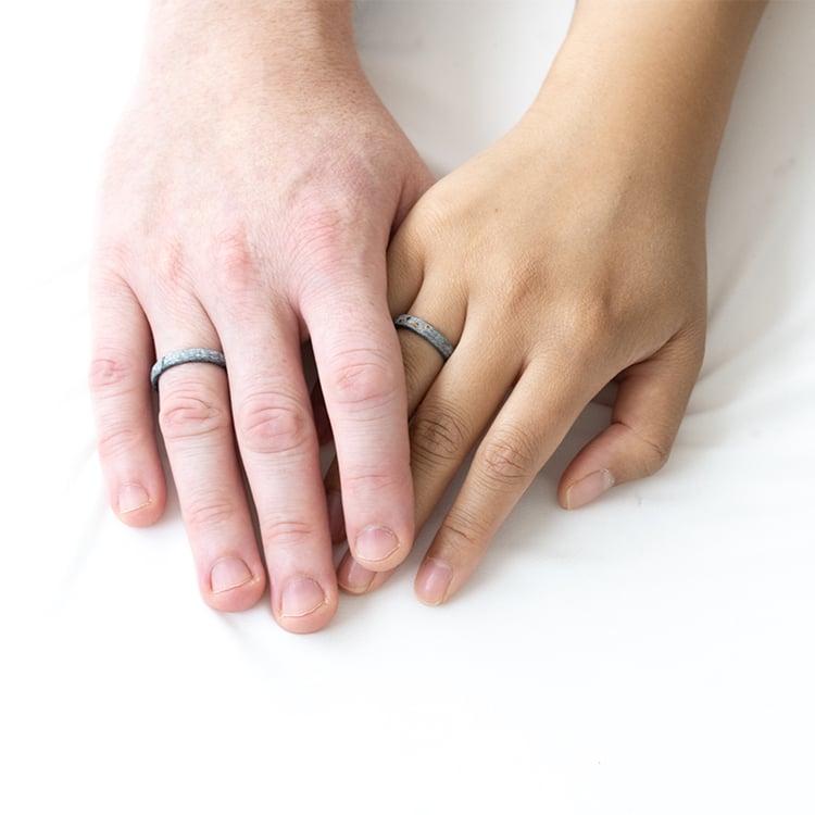 Mierne zaoblený snubný prsteň z karbónu s koňakovými diamantmi Zain 143234