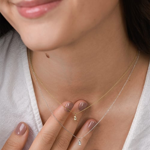 Minimalistický prívesok zo zlata s emerald diamantom Lias