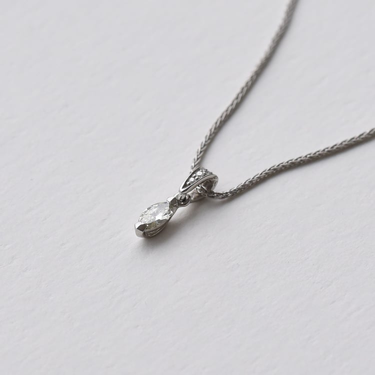 Platinový náhrdelník s GIA certifikovaným marquise diamantom 73042