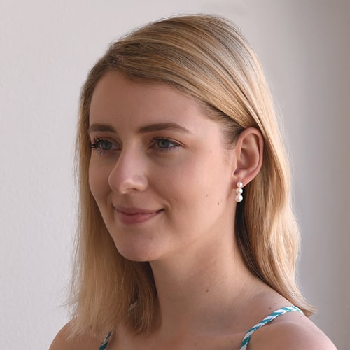 Strieborné visiace náušnice s tromi bielymi perlami Arely