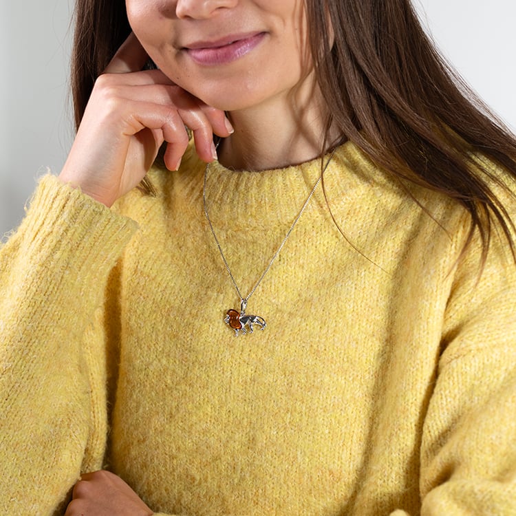 Strieborný jantárový prívesok v tvare leva Singa 150934