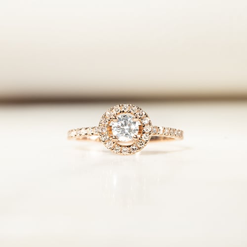 Zlatý halo zásnubný prsteň s lab-grown diamantmi Kerau