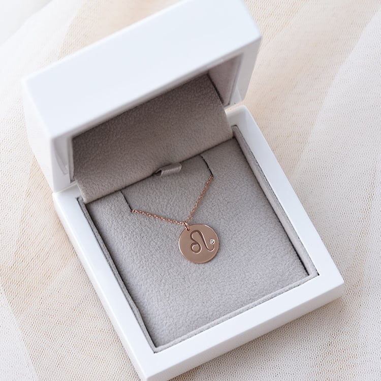 Strieborný prívesok so znamením a diamantom Lev 103424