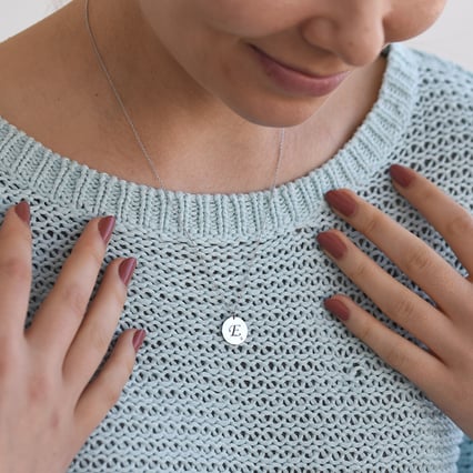 Platinový prívesok s diamantom a s gravírom písmena Rei