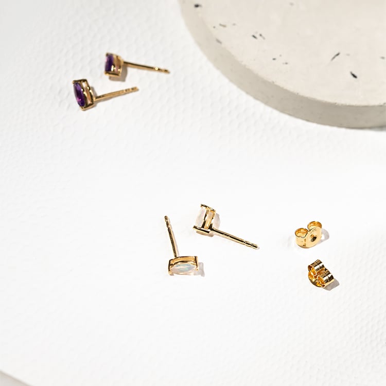 Minimalistické strieborné náušnice s opálmi Sistine 131396