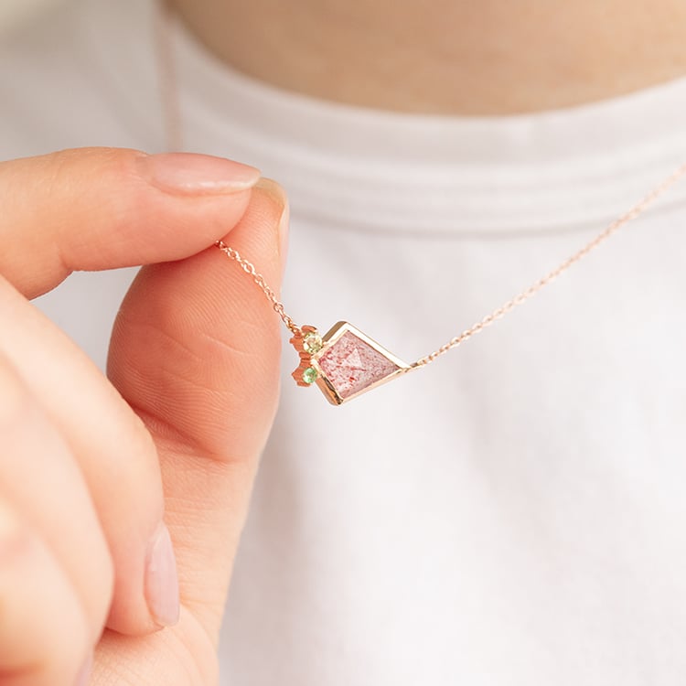 Náhrdelník s jahodovým achátom, olivínom a tsavorit granátom Luca 135322