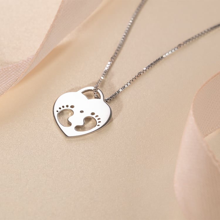 Strieborný prívesok detské nožičky s diamantom a gravírom Sophia 120179