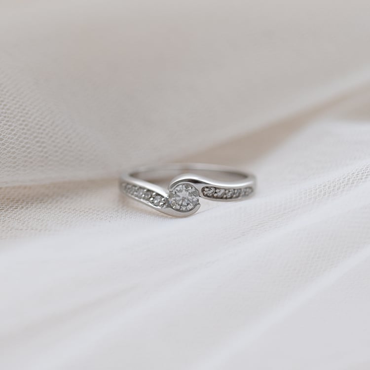 Platinový prsteň s diamantmi 58202