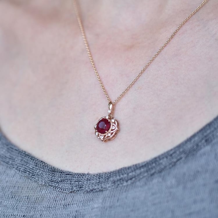 Zlatý náhrdelník s rubínom 18409