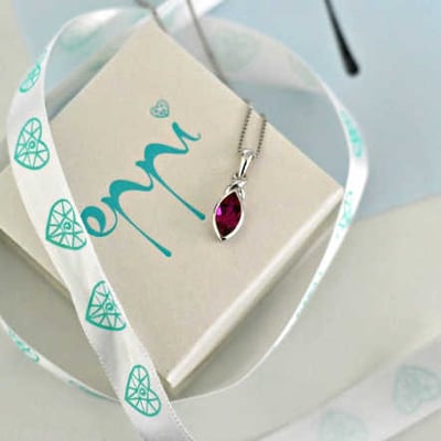 Rubín v striebornom náhrdelníku