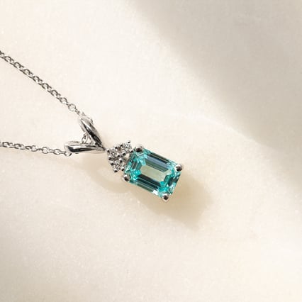 Zlatý prívesok s emerald lab-grown paraiba turmalínom a diamantmi Lucas