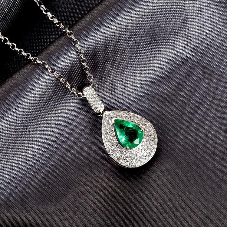 Zlatý náhrdelník so smaragdom 5233