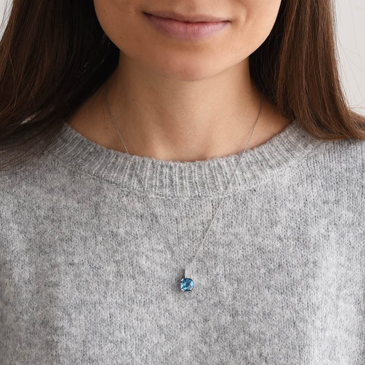 Elegantný zlatý prívesok s modrým a bielymi topásmi 76100