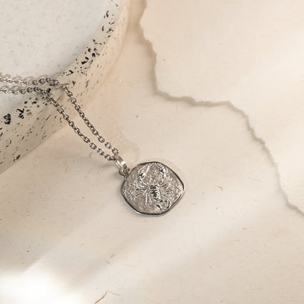 Strieborný prívesok so symbolmi znamenia zverokruhu Škorpión