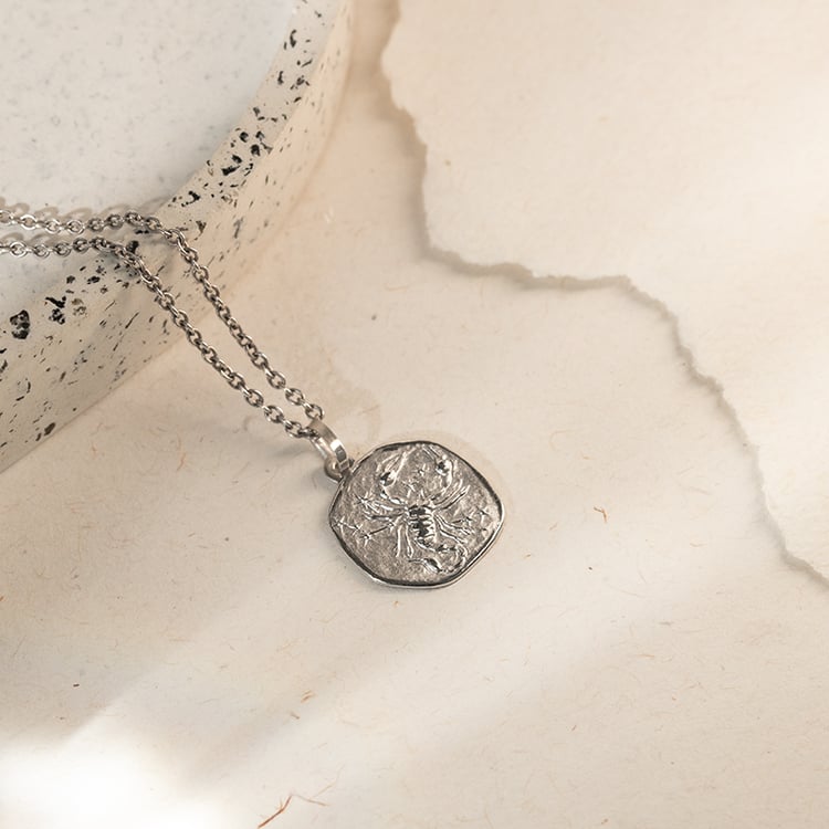 Strieborný prívesok so symbolmi znamenia zverokruhu Škorpión 136689