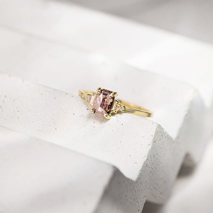 Prsteň so salt and pepper diamantom a postranními diamantmi Neo