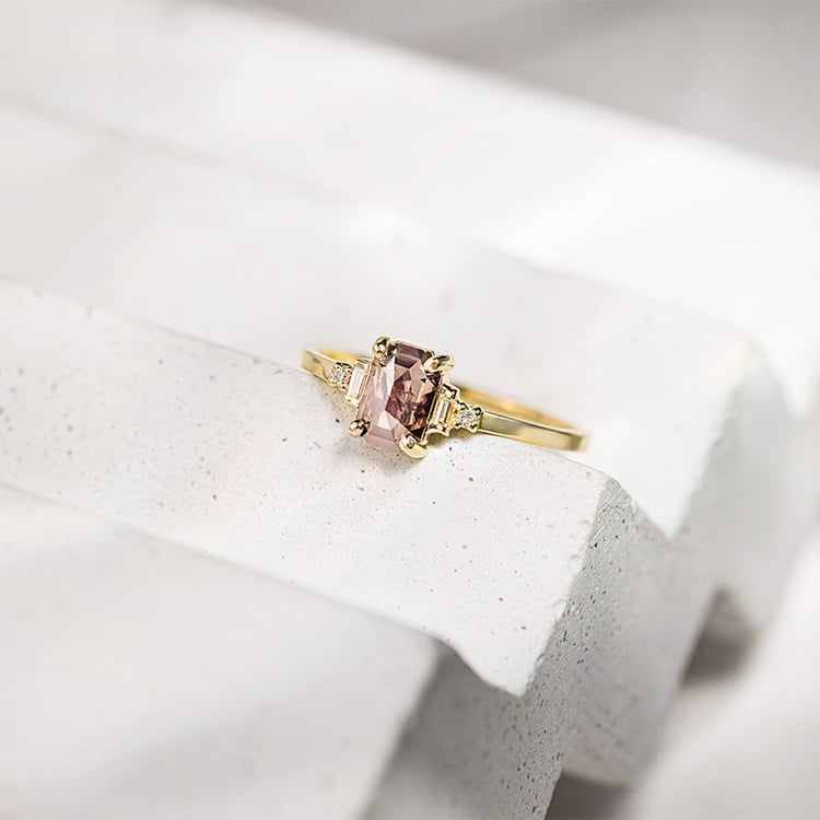 Prsteň so salt and pepper diamantom a postranními diamantmi Neo 153075