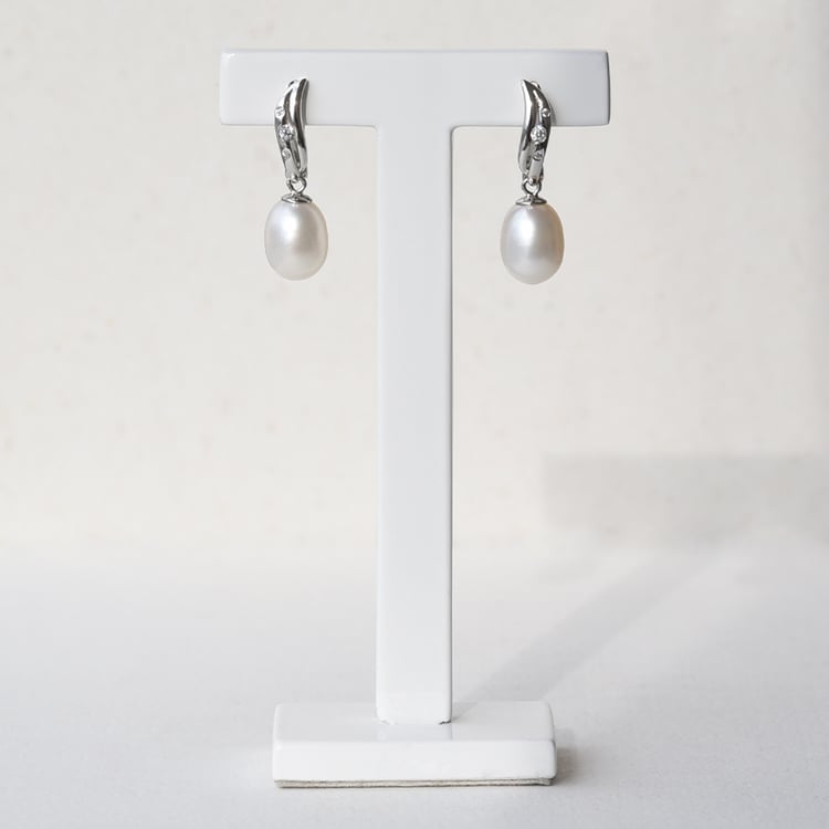 Strieborné náušnice s bielou perlou 78061