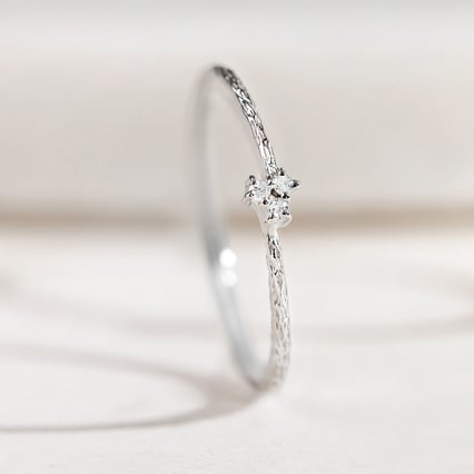 Strieborný diamantový prsteň s tepaným povrchom Milan