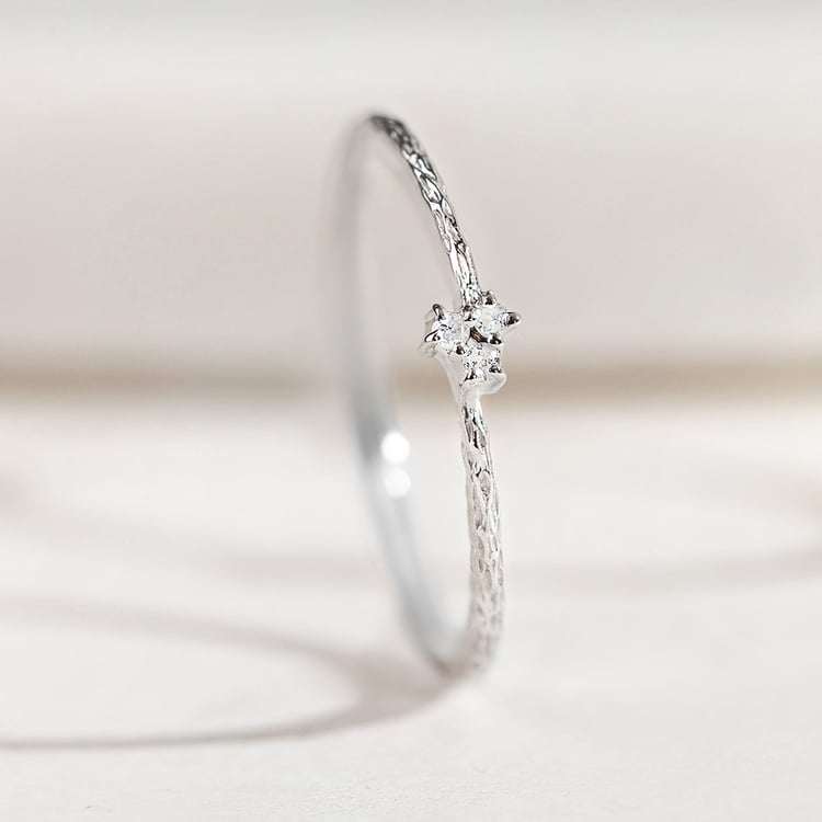 Strieborný diamantový prsteň s tepaným povrchom Milan 157782