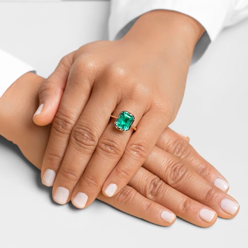 Zlatý bezel prsteň s emerald lab-grown smaragdom Kayla