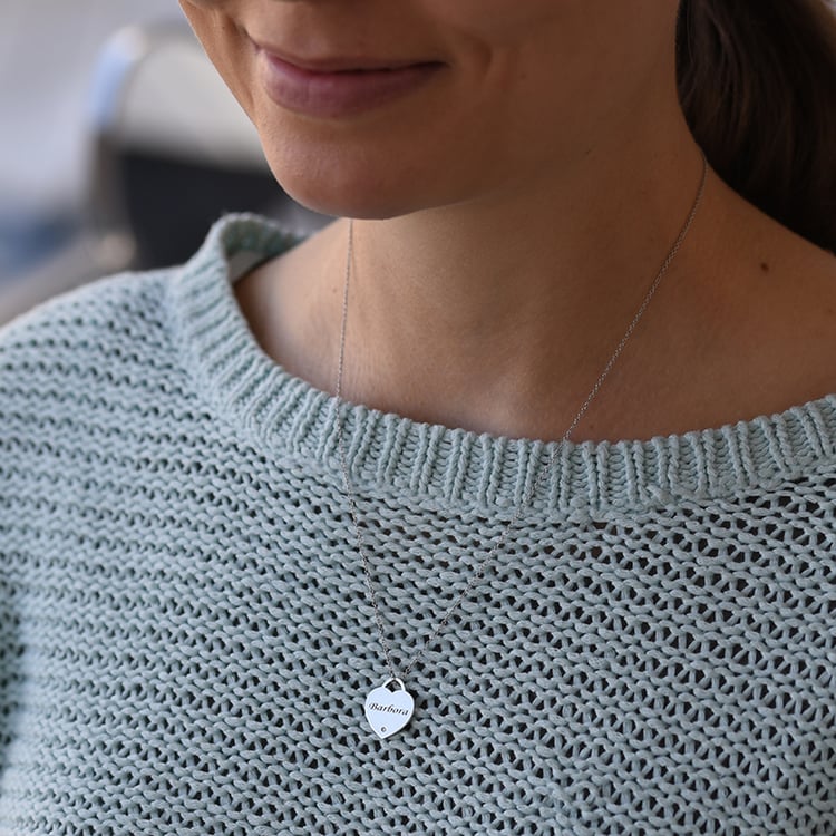 Zlatý prívesok v tvare srdca s gravírom a diamantom 61248