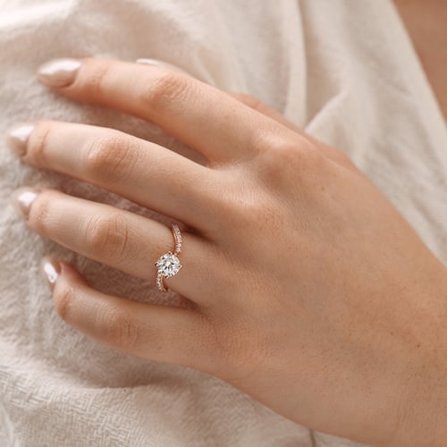 Atypický zásnubný prsteň s diamantom Elise