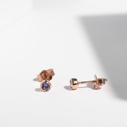 Minimalistické bezel náušnice s tanzanitmi Viosa