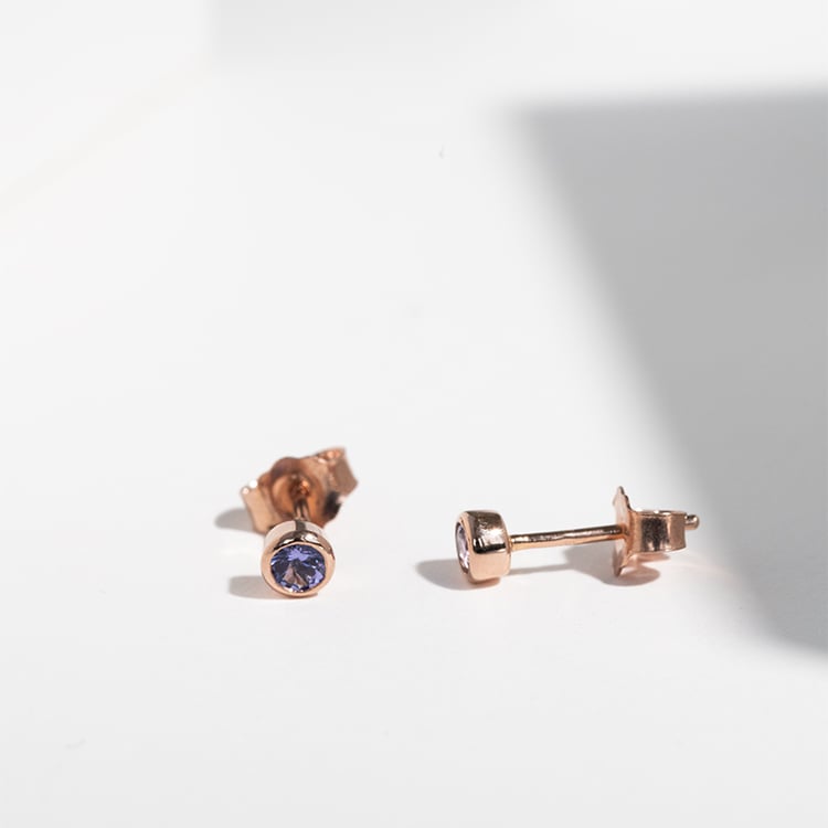 Minimalistické bezel náušnice s tanzanitmi Viosa 123342