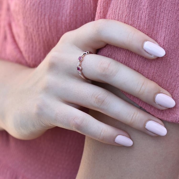 Strieborný pozlátený eternity prsteň s rubínmi 45153