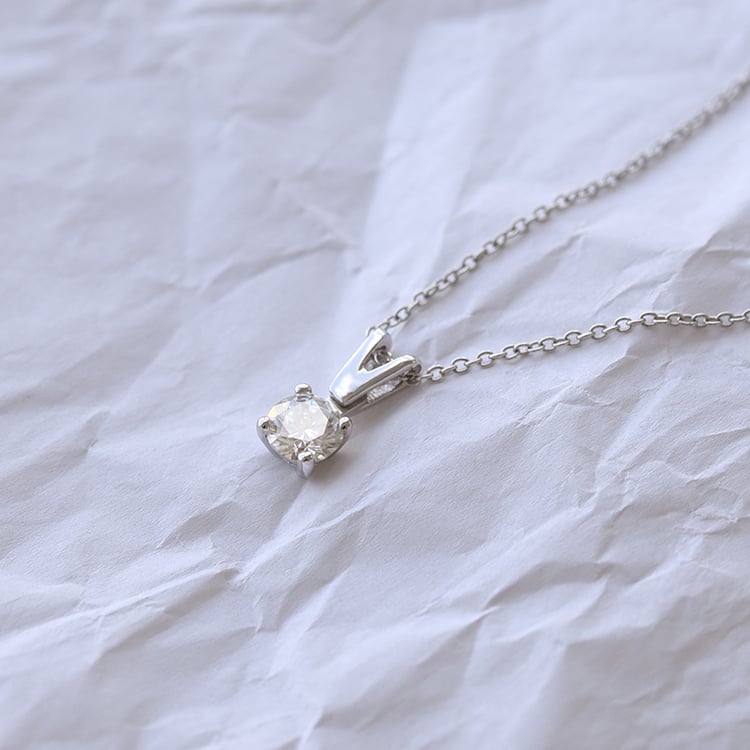 Jednoduchý zlatý náhrdelník s moissanitu 63320