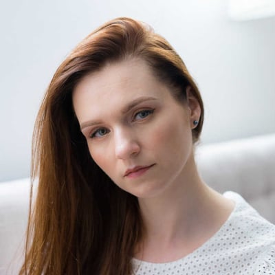 Čierne perly v náušniciach