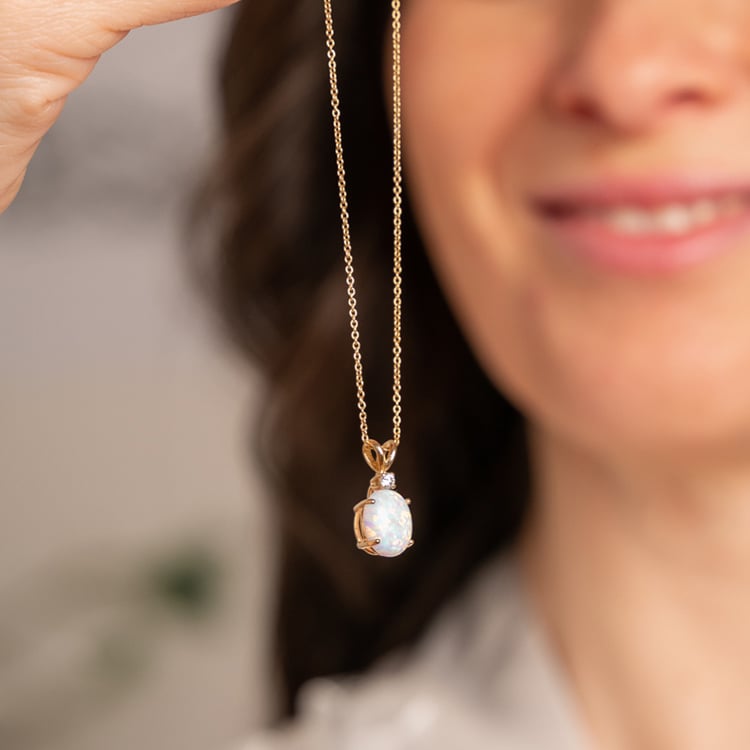 Zlatý prívesok s bielym oválnym opálom a diamantom Rayne 118298