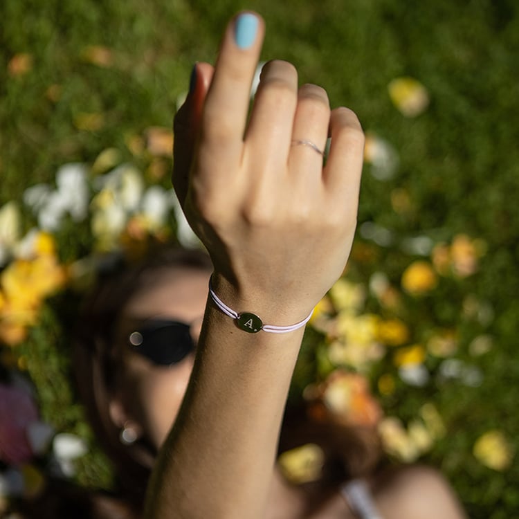 Povrázkový náramok s diamantom a gravírom písmena Jonah 108795