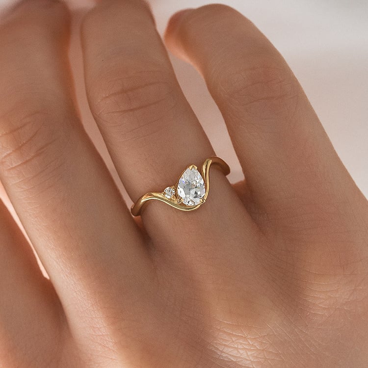 Vlnitý zásnubný prsteň s pear moissanitom Mirjana 154944