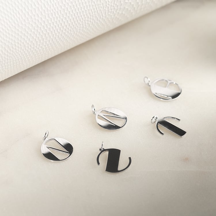 Prívesok s vykrojeným písmenom Alphabet 132908