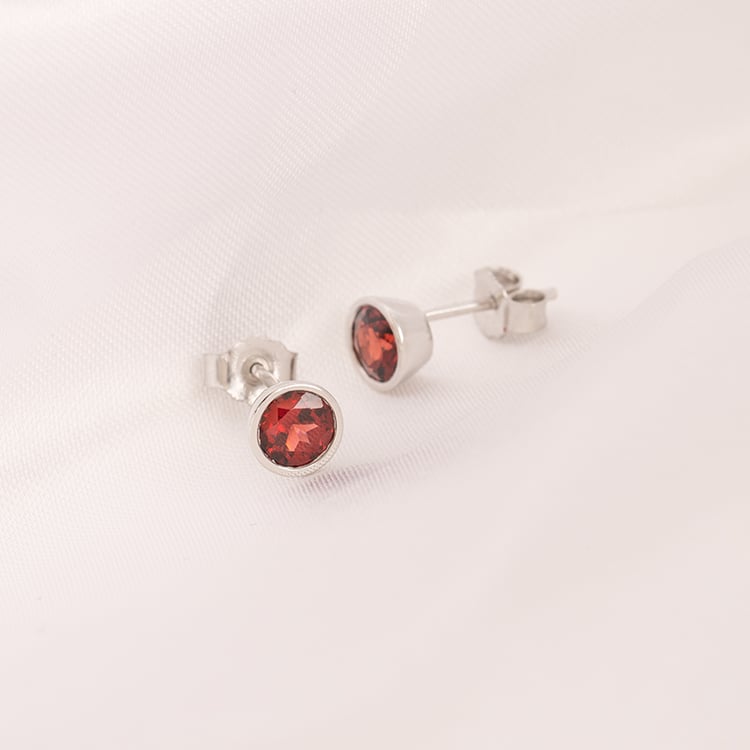 Strieborné bezel náušnice s granátmi Sontre 122909