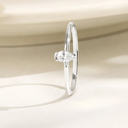 Minimalistický prsteň zo striebra s lab-grown pear diamantom Valentin