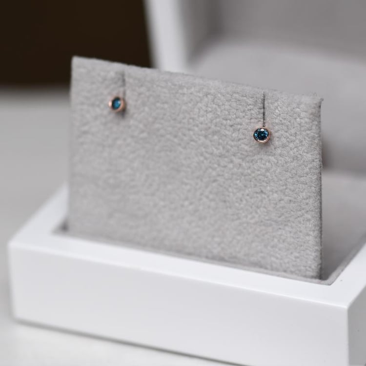 Strieborné minimalistické bezel náušnice s modrými diamantmi Viosa 102946