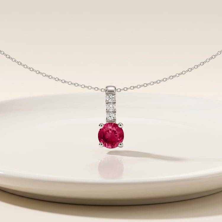 Romantický strieborný prívesok s rubínom a lab-grown diamantmi Wui 170991