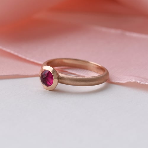 Zlatý prsteň s rose cut rubínom Eimear