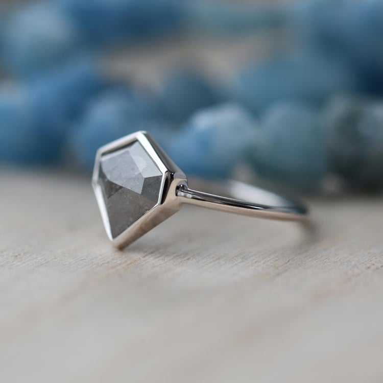 Prsteň se salt´n´pepper diamantom 44225