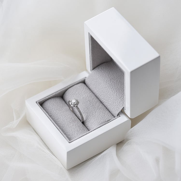 Prsteň v tvare kvetu s mossanitem a diamantmi 63015