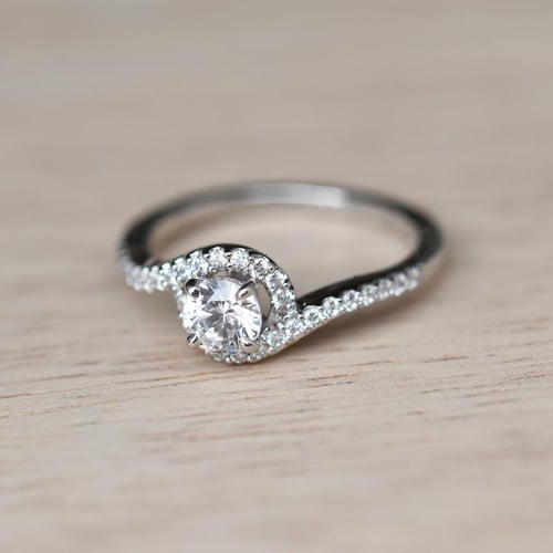 Elegantný zásnubný prsteň plný diamantov Emmalyn